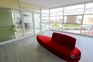 NEGOZIO A CAPRIATE SAN GERVASIO