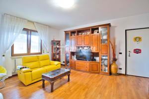 Elegante trilocale ristrutturato con balconi e box