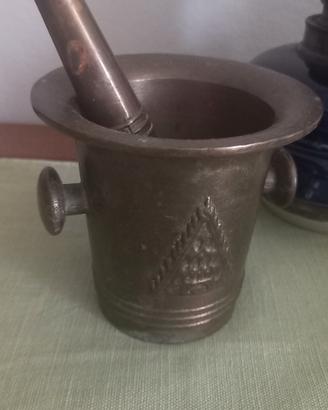 Antico mortaio con pestello