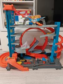 Set Hot Wheels Shark Attack+Garage + Stunt Garage