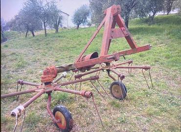 Girello per fieno a due giranti