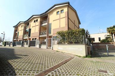 VILLA A SCHIERA A REGGIO NELL'EMILIA