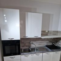 Cucina lineare bianca laccata buone condizioni. 