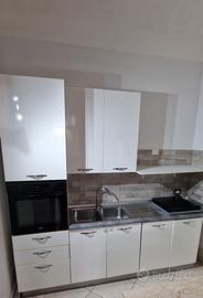 Cucina lineare bianca laccata buone condizioni. 