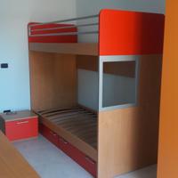 letto a castello con scalini e passatoia