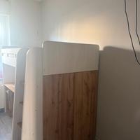 Letto a soppalco con scrivania e armadio