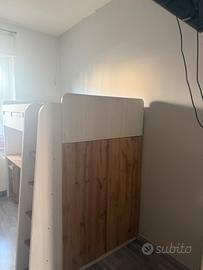 Letto a soppalco con scrivania e armadio