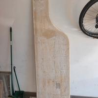 Ripiano in marmo di travertino con bordi sagomati