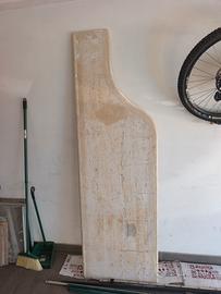 Ripiano in marmo di travertino con bordi sagomati