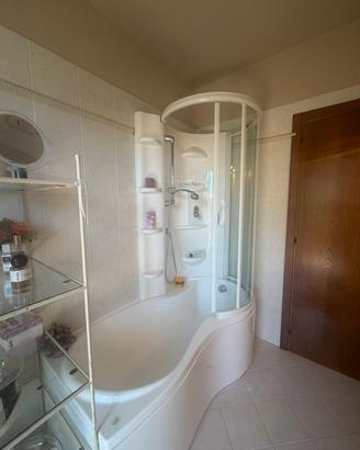 Vasca da bagno con doccia – Pratica e funzionale