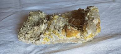 Zolfo cristalli su Quarzo ialino matrice (Sicilia)