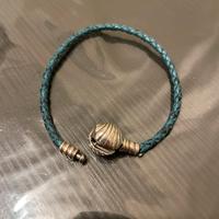 Bracciale Pandora moment seashell pelle e argento.