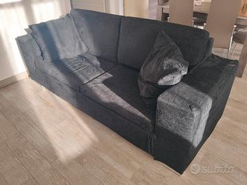divano tre posti di stoffa colore nero