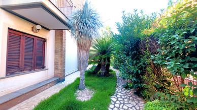 Villa Bifamiliare di Prestigio con Giardino
