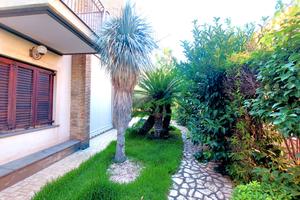 Villa Bifamiliare di Prestigio con Giardino