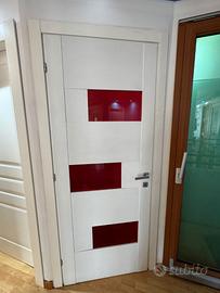 PORTA BATTENTE CON VETRI ROSSI