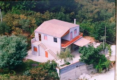 Casa singola (composta da 2 appartamenti)