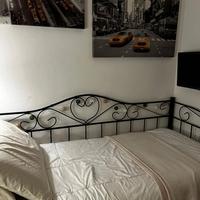 Letto singolo con fusto divano metallico.