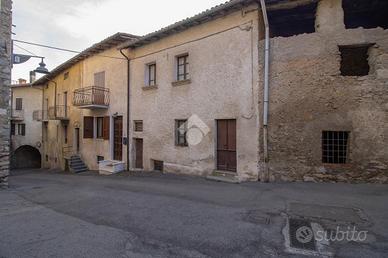 CASA SEMINDIPENDENTE A AGNOSINE