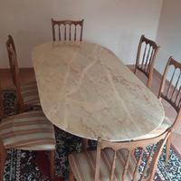 Tavolo in marmo con tappeto e sedie