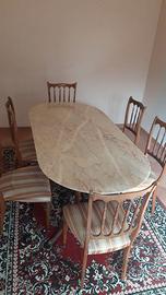 Tavolo in marmo con tappeto e sedie