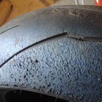 gomme intagliate e slick moto e pit in mescola