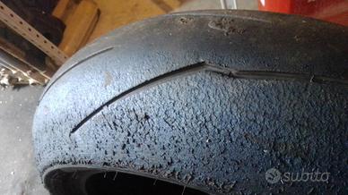 gomme intagliate e slick moto e pit in mescola