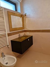 Set Arredo Bagno: Mobile Legno e Specchio Oro