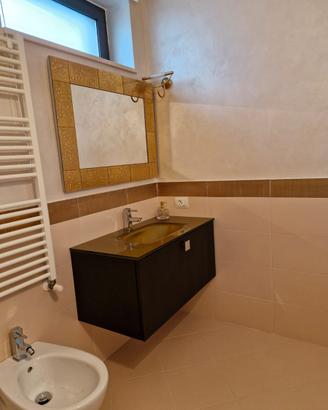 Set Arredo Bagno: Mobile Legno e Specchio Oro