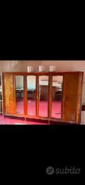 Armadio vintage in legno con specchi