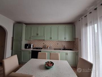 Cucina+tavolo e sedie