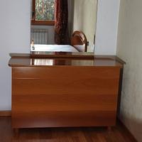 Comò in legno noce con specchio