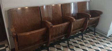 Fila composta di quattro sedie in legno da "cinema