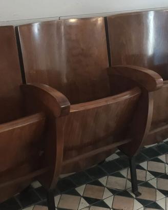 Fila composta di quattro sedie in legno da "cinema