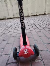 monopattino a tre ruote con luci