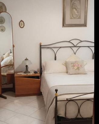 divano ,letto, tavolini.