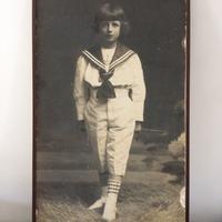 Foto di giovinetto con abito da marinaretto