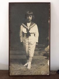 Foto di giovinetto con abito da marinaretto