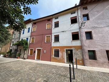 CASA IN LINEA RISTRUTTURATA, IN CENTRO PAESE
