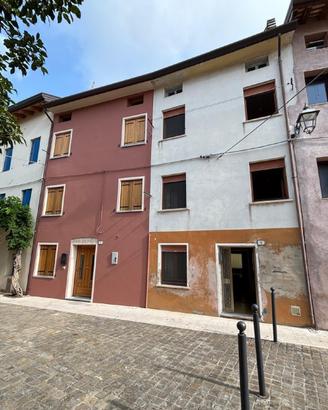 CASA IN LINEA RISTRUTTURATA, IN CENTRO PAESE