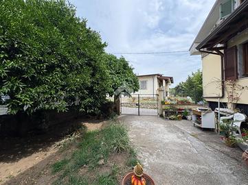 CASA SEMINDIPENDENTE A MASSA