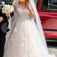 abito da sposa con velo e sottogonna