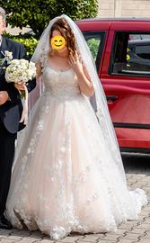 abito da sposa con velo e sottogonna