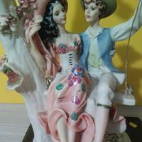 STATUETTA IN RESINA COPPIA SULL''ALTALENA