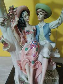 STATUETTA IN RESINA COPPIA SULL''ALTALENA