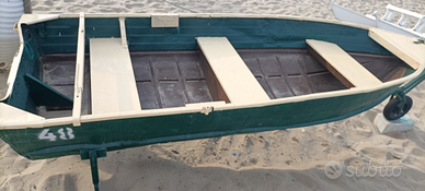 Barca in alluminio insieme con carrello