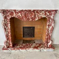 Cornice in marmo per caminetto