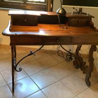Scrittoio antico legno massello dettagli in ferro
