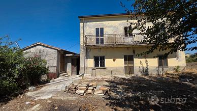 Casa indipendente ~150 mq su 2 livelli. Frigento