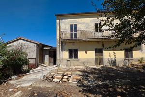 Casa indipendente ~150 mq su 2 livelli. Frigento